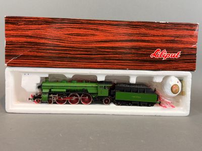un petit train qui se trouve dans une boîte