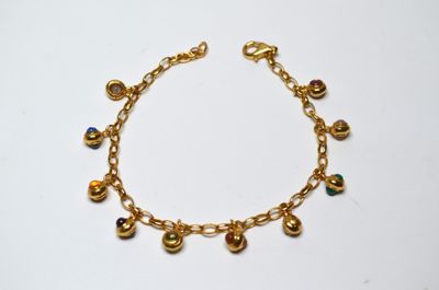 Un bracelet en argent vermeil, composé de petites boules bre…