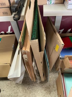 une pile de boîtes posées sur le sol