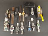 un grand nombre de montres posées sur une table