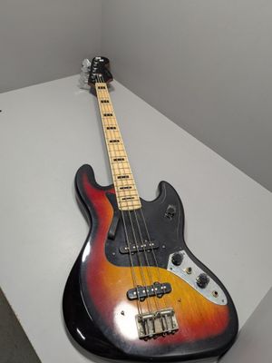 Guitare basse Solidbody de marque ALMIREZ, n° W0. - Photo 1