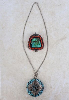 un gros plan d'un collier et d'un pendentif sur une surface blanche