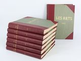 plusieurs livres empilés les uns sur les autres devant une boîte