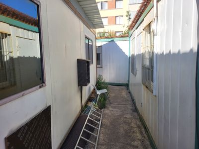 une échelle appuyée contre un mur à côté d'un immeuble