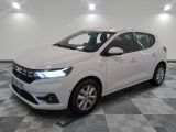 la voiture blanche est garée sur un carrelage à carreaux