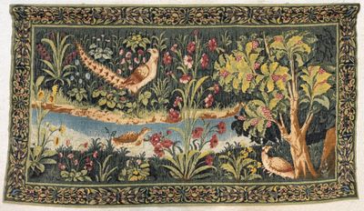une image représentant une tapisserie ornée d'oiseaux et de fleurs