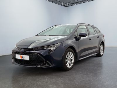 une Toyota Corollion grise garée dans une grande pièce