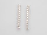 une paire de boucles d'oreilles en diamant sur fond blanc