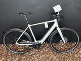 un vélo garé contre un mur