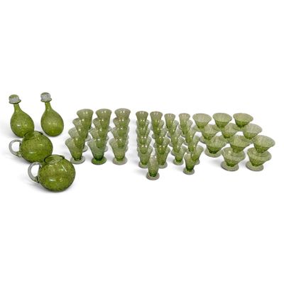 de nombreux vases en verre vert posés sur une surface blanche