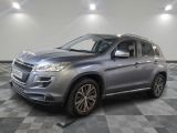 Le SUV argenté est garé sur un sol en carrelage à damier.