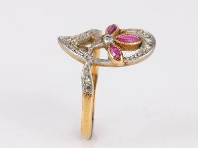 Bague fleur en or sertie de pierres blanches et roses.  Poids brut : 3