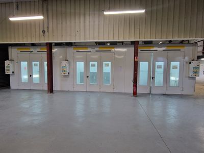 une grande pièce comportant de nombreuses portes