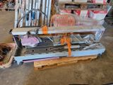 une machine posée sur une palette dans un garage