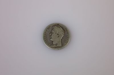 gros plan d'une pièce de monnaie sur une surface blanche