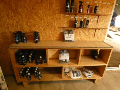 de nombreuses bouteilles de bière sur les étagères de la pièce