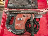 une boîte rouge contenant un marteau et un cordon