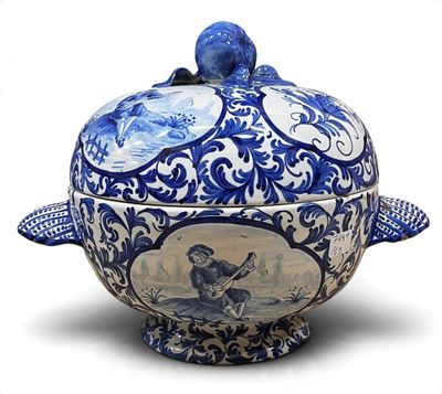 un grand bol bleu et blanc orné d'un oiseau