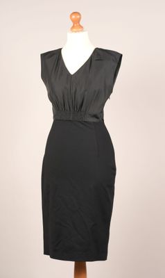 une robe noire sur un pied de mannequin