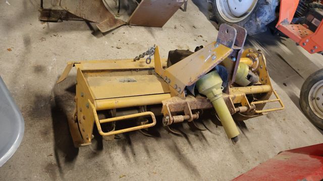 Rotovator ancien LEFA, largeur de travail environ 1 mètre
Visite ...
