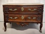 une commode ancienne avec un plateau en marbre
