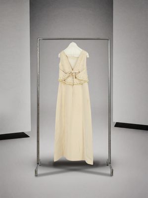 une photo d'une robe exposée dans une pièce