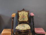 trois chaises et un tabouret dans une pièce, avec un mur en arrière-plan