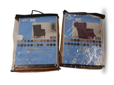 Deux meubles sont emballés dans du plastique et prêts à être expédiés