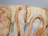 un gros plan sur une sculpture en bois représentant un serpent