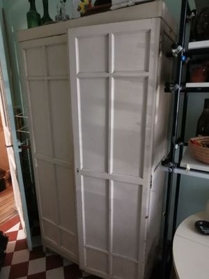 une grande armoire blanche dans un coin de la pièce