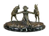 sculpture en bronze représentant un garçon et deux chiens se tenant par la main, posée sur un socle en marbre