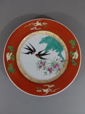 une assiette avec un oiseau et des fleurs