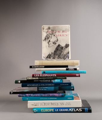 plusieurs livres sont empilés sur une table