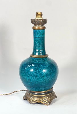 un vase bleu posé sur une table