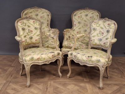 paire de fauteuils de style Louis XV avec assises rembourrées à motifs floraux