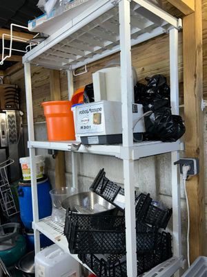 une étagère sur laquelle se trouvent de nombreux objets différents