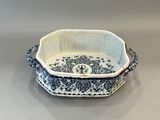 un gros plan sur une assiette bleue et blanche posée sur une table