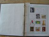 un livre ouvert avec des timbres, posé sur une table