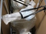 des toilettes emballées dans du plastique et placées à l'intérieur d'un carton