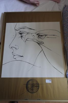 une photo représentant un dessin du visage d'une femme sur une feuille de papier