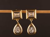 une paire de boucles d'oreilles en or et diamants montées sur tige