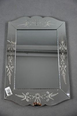 Miroir genre Venise à lame à décor floral.
