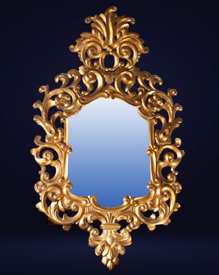 un miroir en or richement décoré sur fond bleu