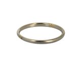 gros plan d'une bague en or sur fond blanc