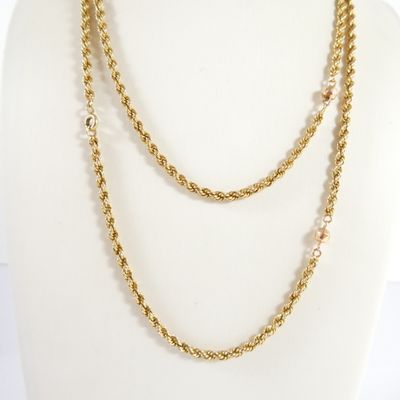 gros plan d'un collier sur un mannequin mannequin mannequin mannequin mannequin mannequin mannequin mannequin mannequin