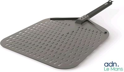 Gros plan sur une spatule munie d'un manche, sur fond blanc