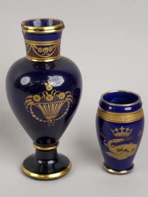 deux vases posés l'un à côté de l'autre sur une table