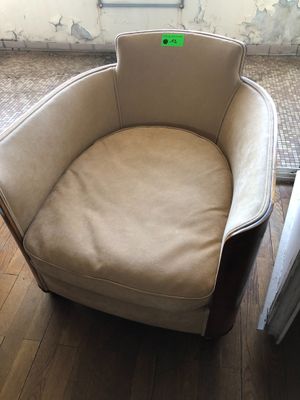 une chaise qui se trouve dans le coin d'une pièce