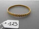 une photo d'un bracelet en or sur lequel figure une étiquette de prix