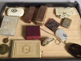un plateau sur lequel se trouvent de nombreux objets différents